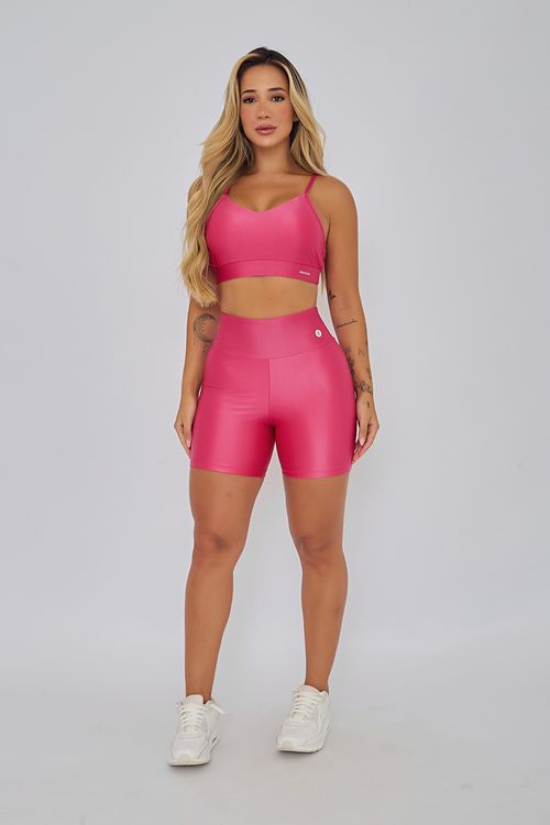 Conjunto de short poliamida rosa brilhante com top de alça cruzada