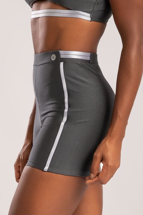 Short poliamida cinza chumbo com detalhe de elástico